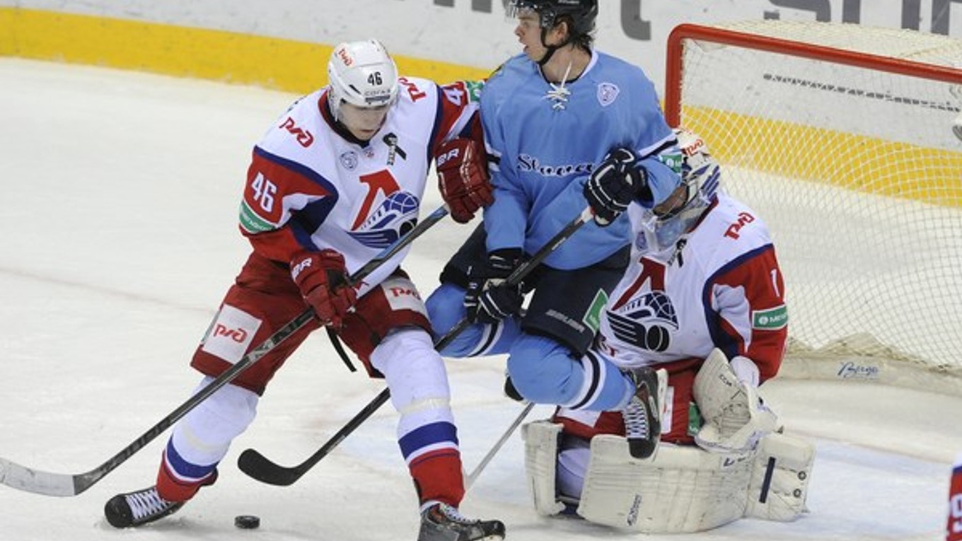 Vpravo v popredí Žiga Jeglič (Slovan) a vľavo Iľja Ľubuškin (Lokomotiv).