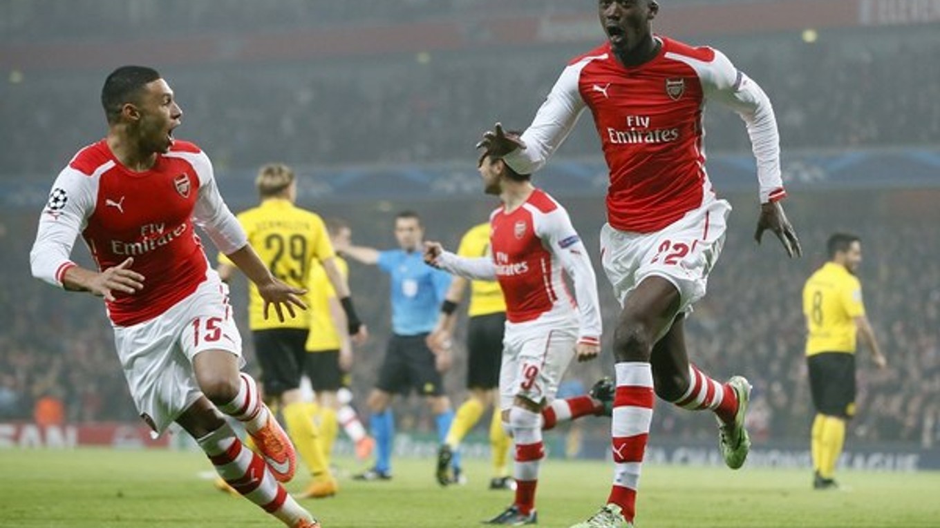 Sanogo oslavuje prvý gól Arsenalu.
