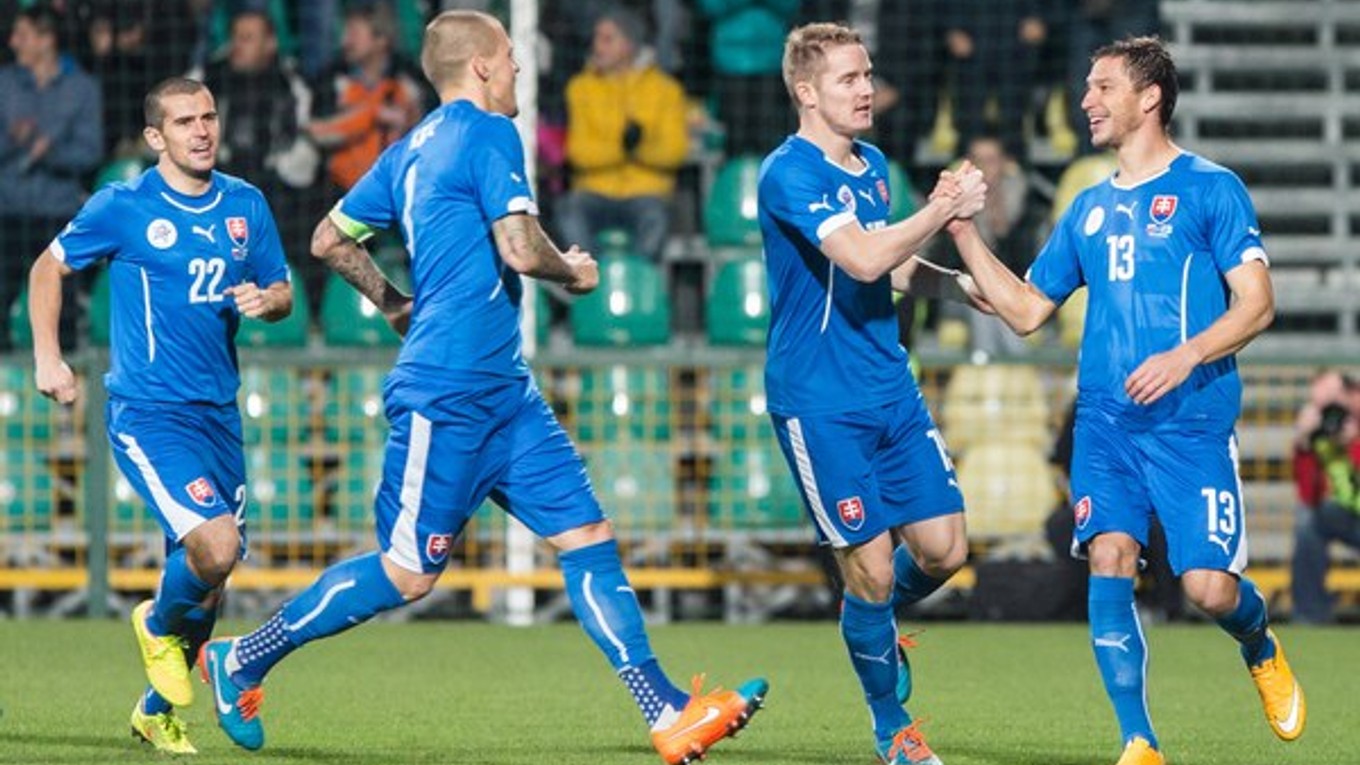 Slovenskí futbalisti sa tešia z gólu v zápase proti Fínsku.