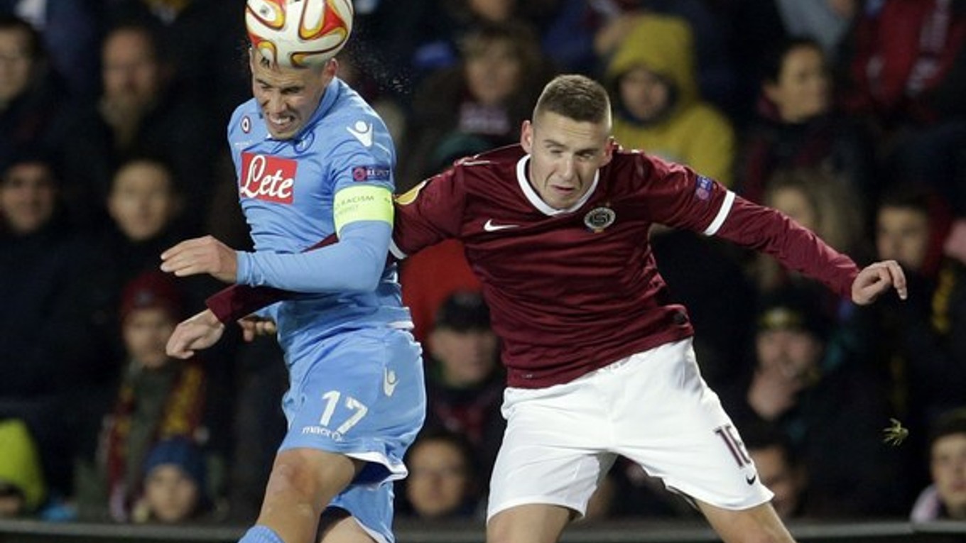 Marek Hamšík hlavičkuje loptu v súboji s hráčom Sparty Praha.