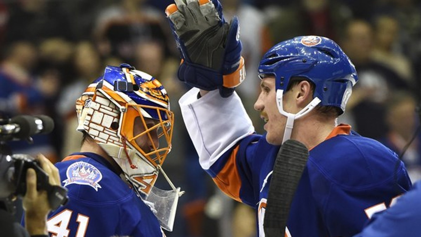 Center New Yorku Islanders Casey Cizikas (vpravo) gratuluje Halákovi po víťazstve 3:1 nad New Jersey.