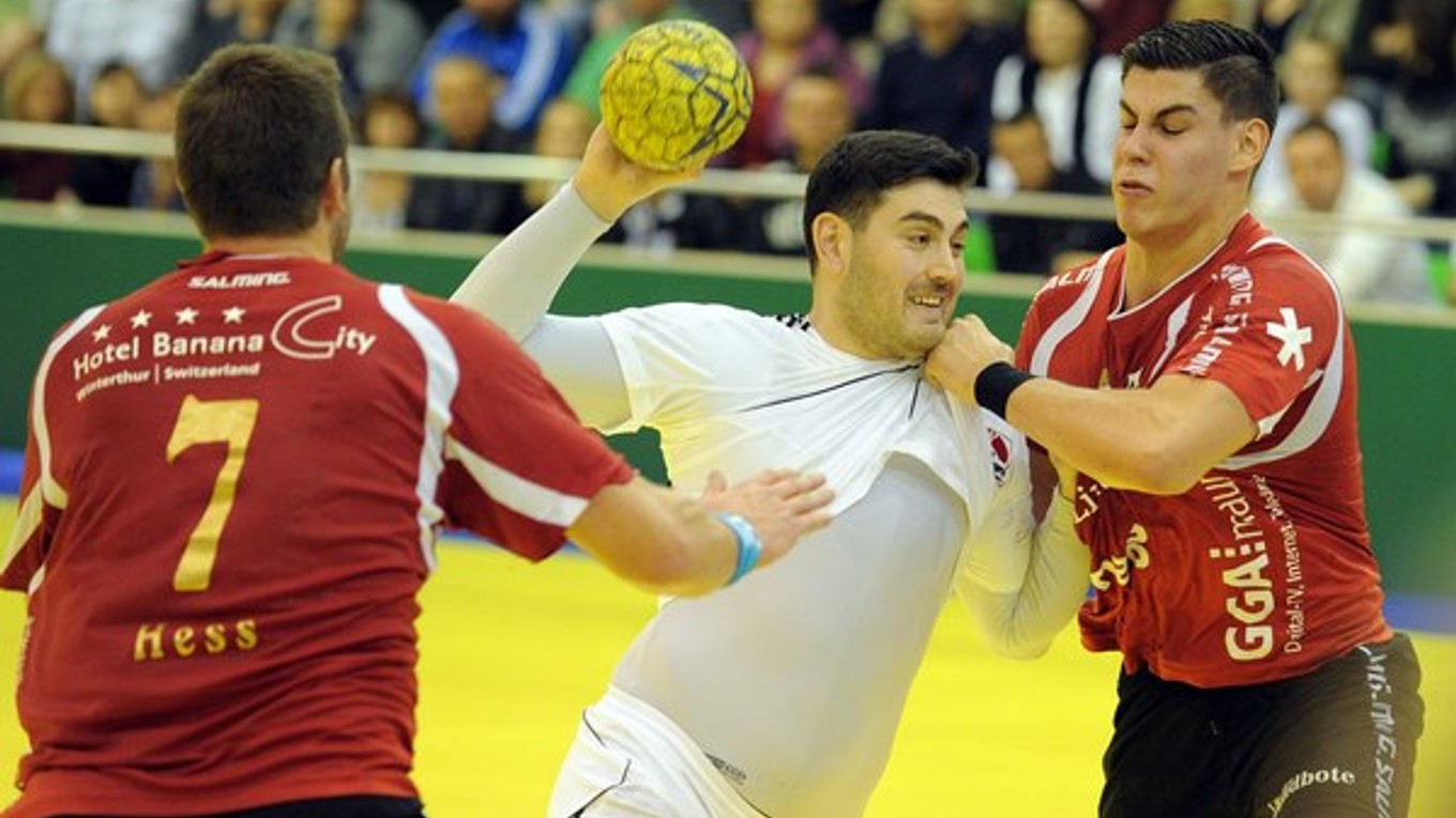 Victor Andres Andalaft Donoso z HK Agro Topoľčany (v strede), Macel Hess (vľavo) Luka Maros (vpravo) z Pfadi Winterthur - prvý zápas pohára EHF mužov.