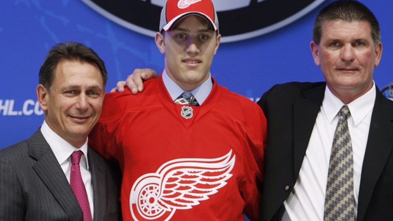 Ken Holland, na snímke vľavo, je najväčším fanúšikom tejto zmeny aj v NHL.