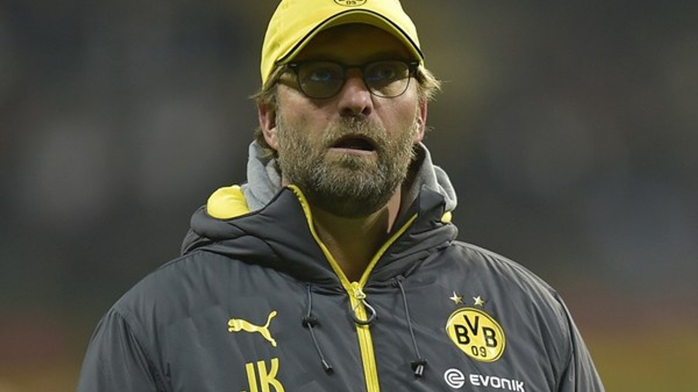 Klopp stojí bez slov pred fanúšikmi Dortmundu.