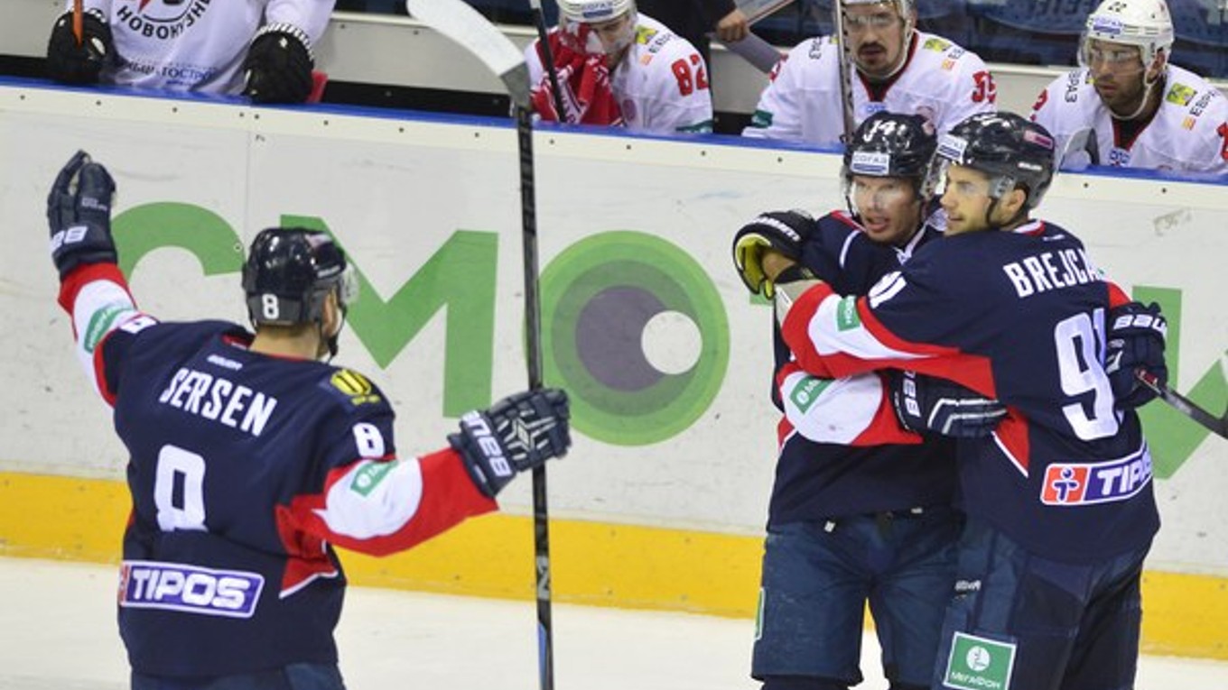 Radosť hráčov Slovana po prvom góle. Zľava Michal Sersen, strelec gólu Václav Nedorost a Ján Brejčák.