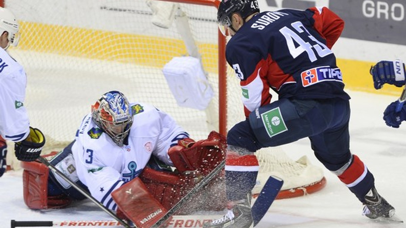 Center Slovana Tomáš Surový a brankár Admiralu Iľja Proskurjakov v zápase KHL Slovan - Admiral v Bratislave 2. novembra.