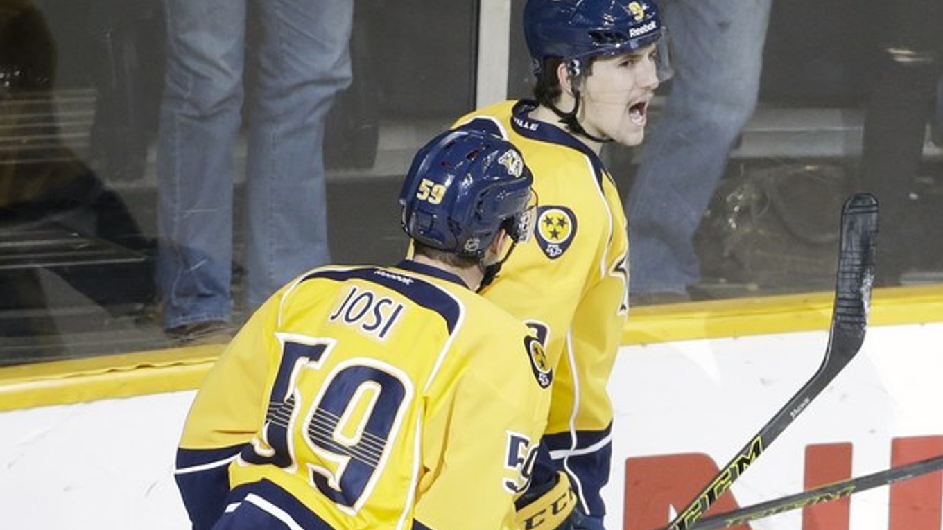 Hokejista Nashville Predators Filip Forsberg (vpravo).