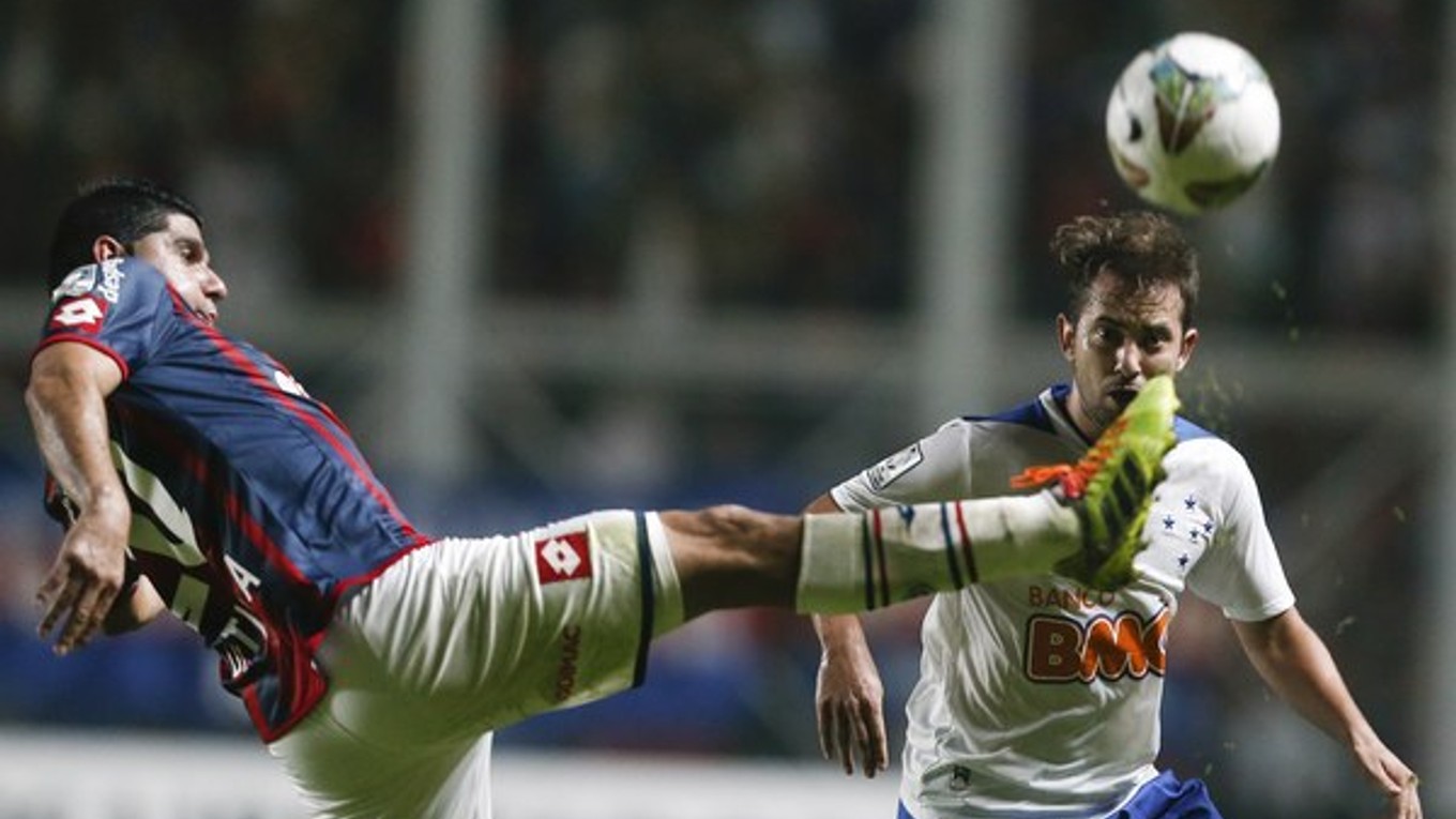 Everton Ribeiro vpravo.