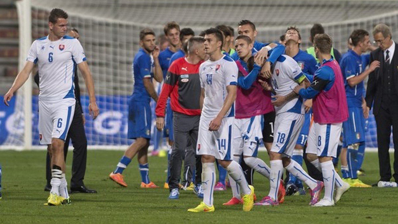 Smutní hráči slovenskej reprezentácie do 21 rokov po prehre 1:3 v odvetnom zápase baráže v Taliansku.
