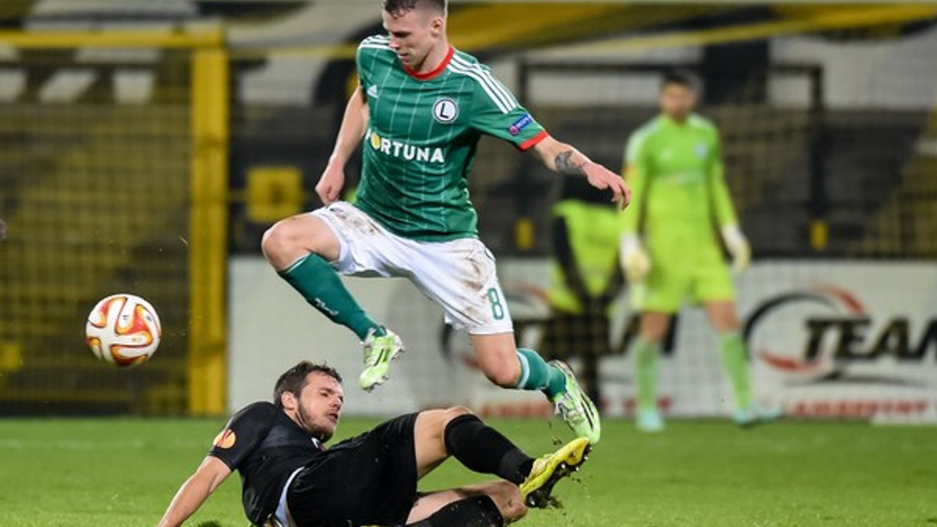 Hráč Sportingu Killian Overmeire (dole) a slovenský útočník Legie Ondrej Duda.