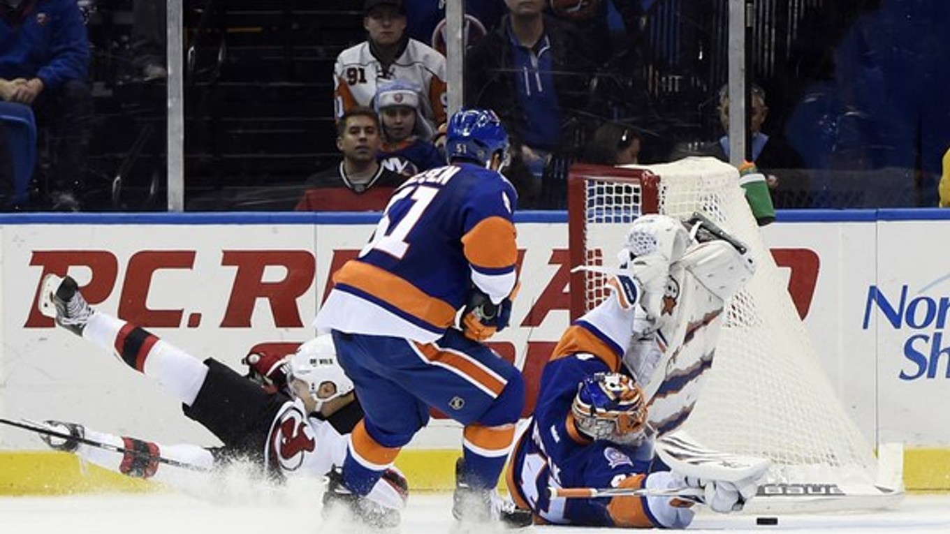 Jaroslav Halák (vpravo) ešte v zápae proti New Jersey Devils, kedy mal, naopak, veľa práce, a to najmä v tretej tretine.