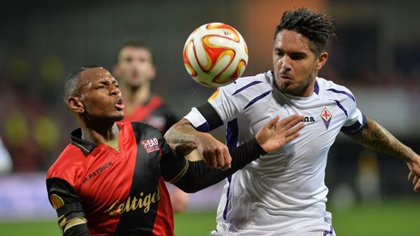 Sankoh z Guingampu (vľavo) v zápase Európskej ligy proti Fiorentine.