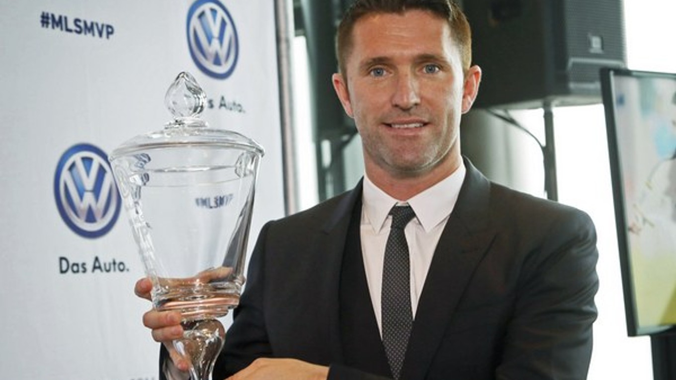 Írsky útočník Los Angeles Galaxy Robbie Keane pózuje s trofejou pre najužitočnejšieho hráča americkej Major League Soccer 3. decembra 2014 v Los Angeles.