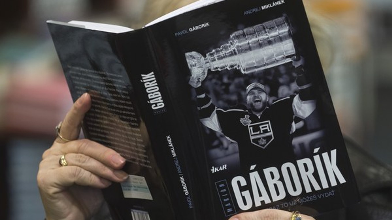 Na snímke kniha s názvom "Marián Gáborík - Otec, teraz to už môžeš vydať" počas krstu v Bratislave 13. novembra 2014.