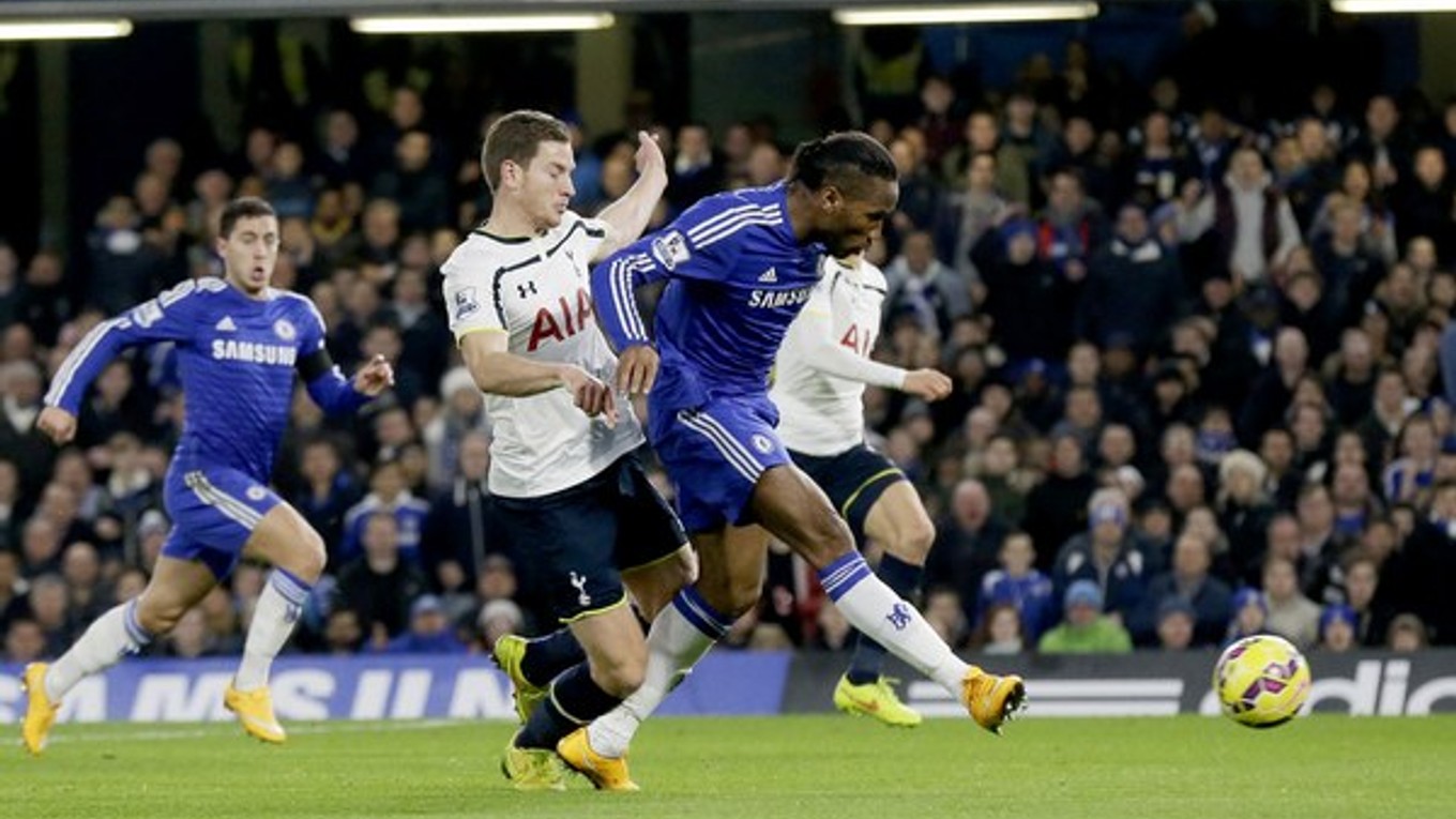 Hráč Chelsea Londýn Didier Drogba (vpravo) v súboji s Janom Vertonghenom z Tottenhamu Hotspur.