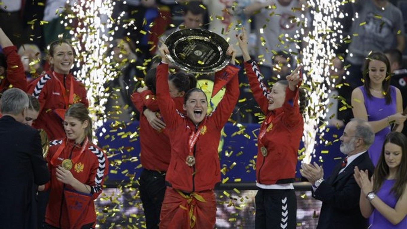 Hádzanárky Čiernej Hory oslavujú zisk titulu na ME v hádzanej žien v Belehrade v roku 2012.