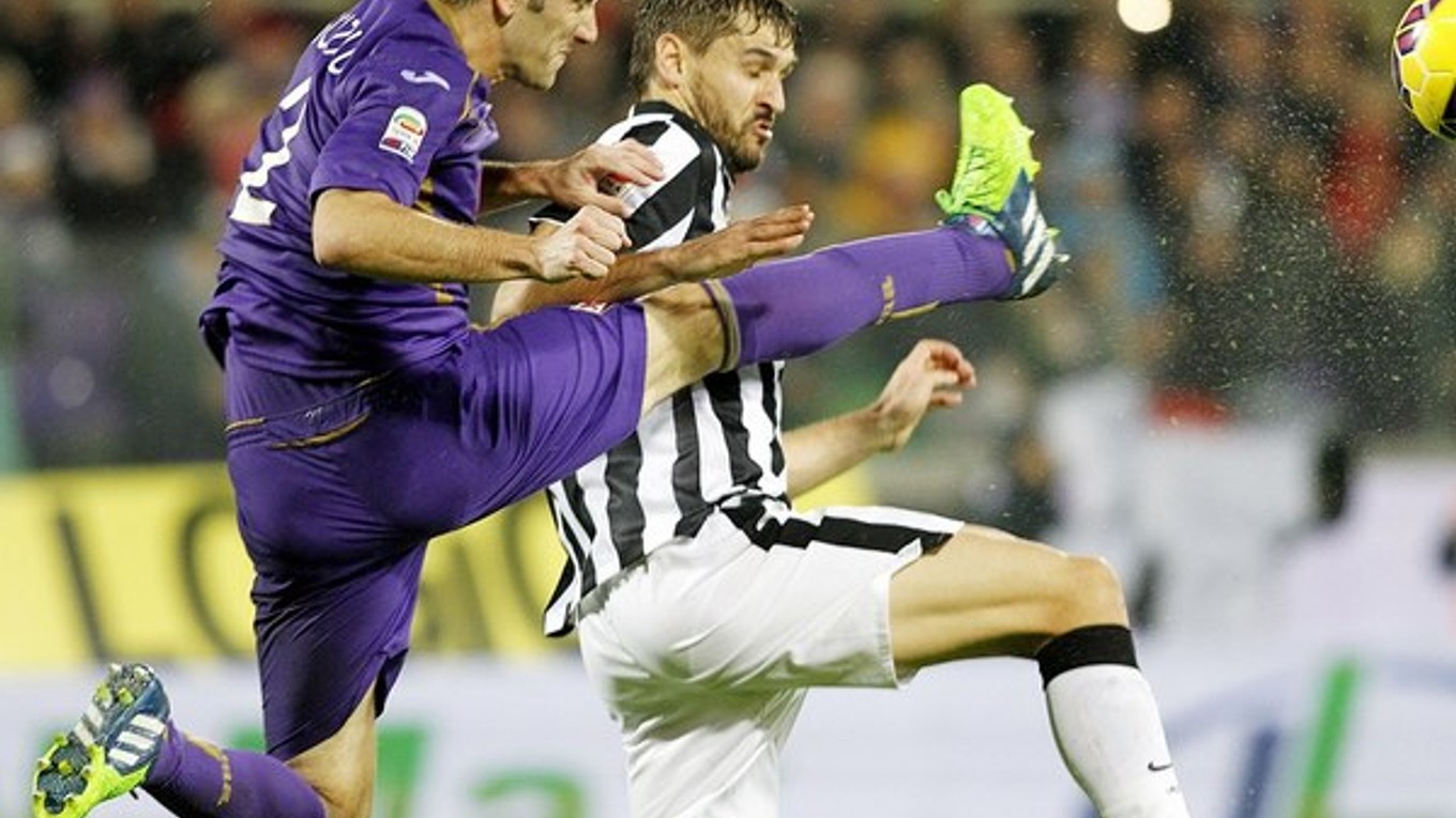 Gonzalo Javier Rodriguez z Fiorentiny (vľavo) v súboji s Fernandom Llorentem.