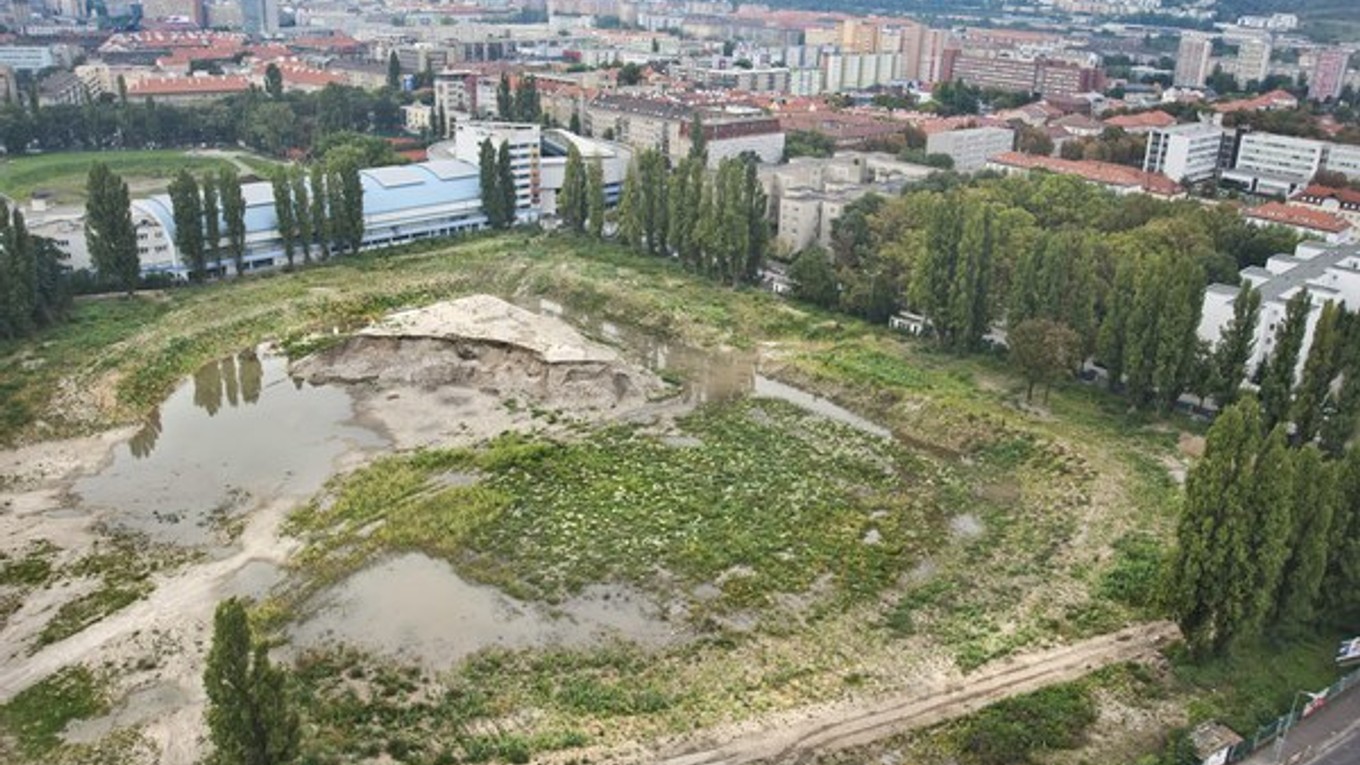 Pohľad na plochu bývalého štadióna ŠK Slovan Bratislava 19. septembra 2014 v Bratislave.