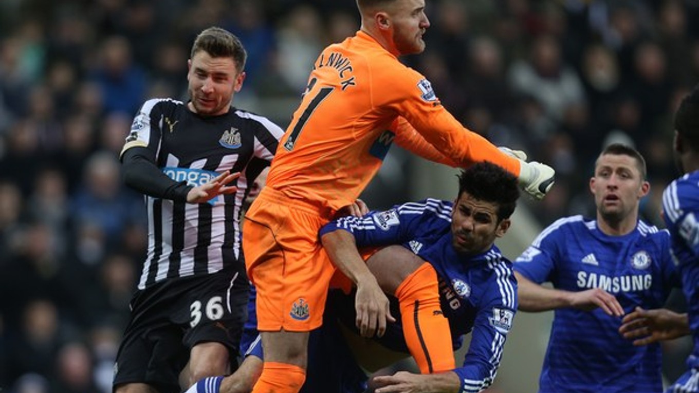 Brankár Newcastle Jak Alnwick v súboji s útočníkom Chelsea Diegom Costom.
