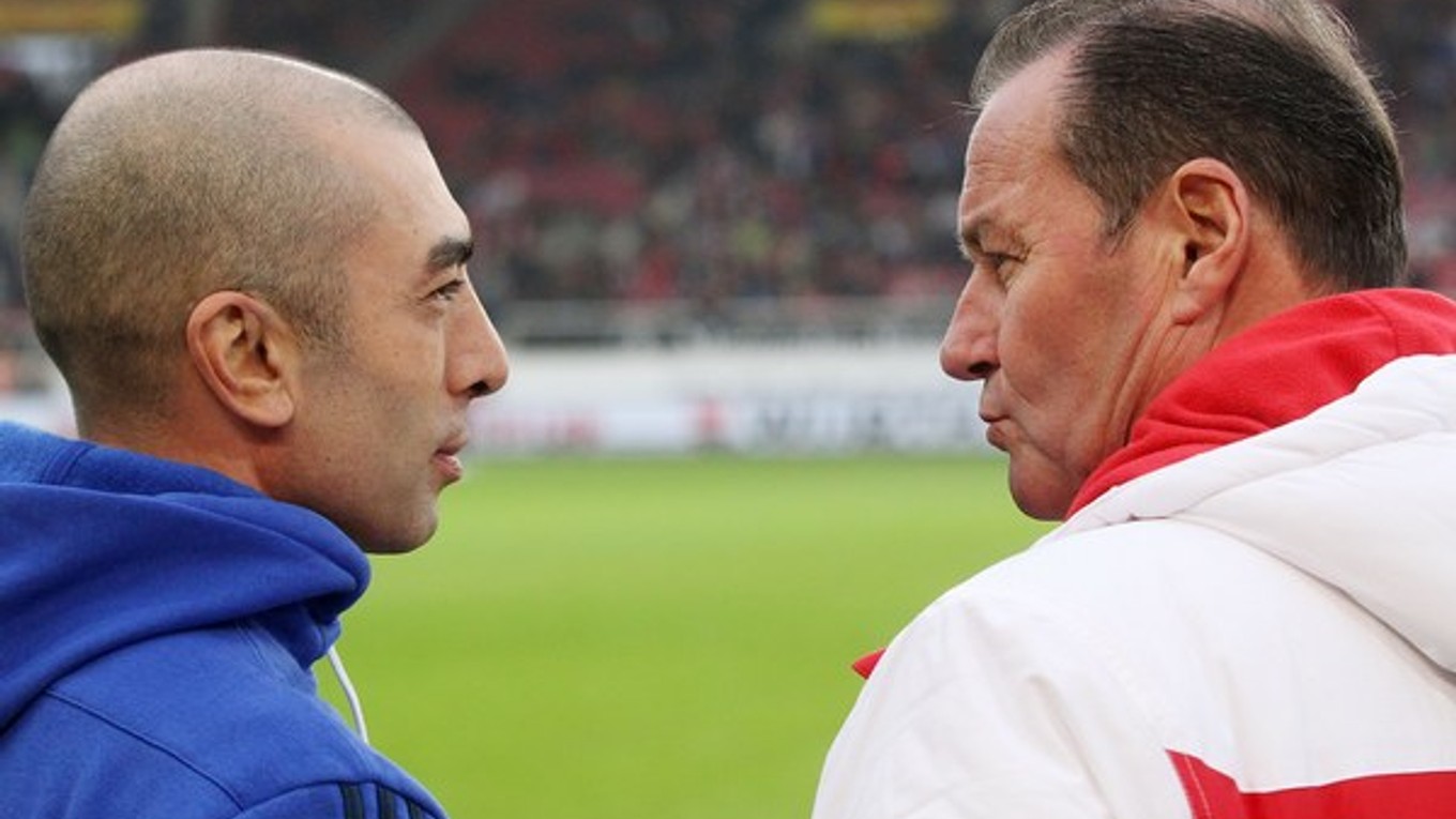 Dvaja noví tréneri na lavičkách tímov Bundesligy - vľavo Roberto Di Matteo zo Schalke, vpravo Hub Stevens zo Stuttgartu.