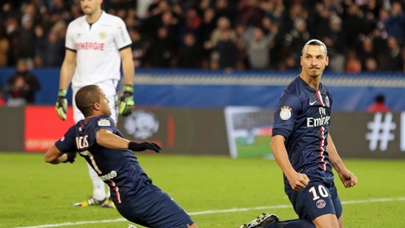 Lucas Da Silva a Zlatan Ibrahimovič (vpravo) sa tešia z jeho gólu.