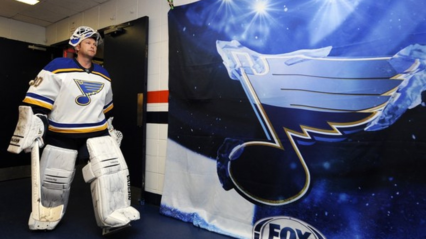 Nový brankár St. Louis Blues Martin Brodeur prichádza na zápas s Islanders. Po ňom bol spokojnejší, inkasoval menej gólov ako Jaroslav Halák.