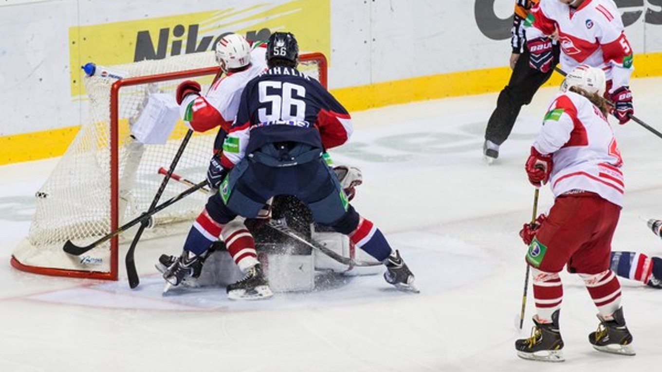 Sprava: Hráč Spartaka Andrej Sergeev a hráč Slovana Vladimír Mihálik, Bratislava, 2. marec 2014.