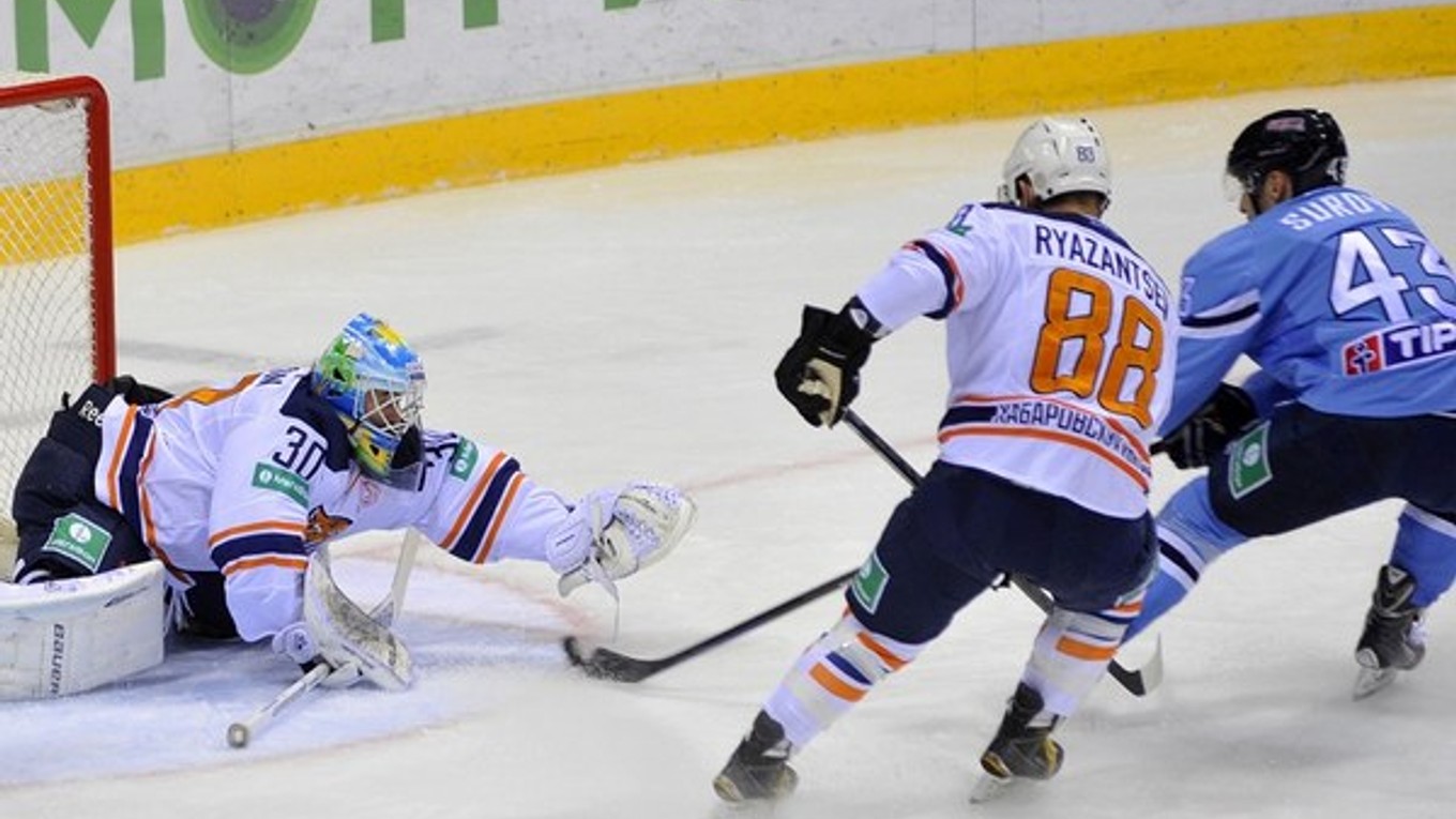 Hokejisti Chabarovska v zápase na ľade Slovana Bratislava.