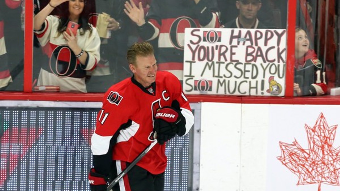 Švédsky útočník Ottawy Daniel Alfredsson sa zdraví s divákmi počas rozlúčky pred zápasom proti Islanders.