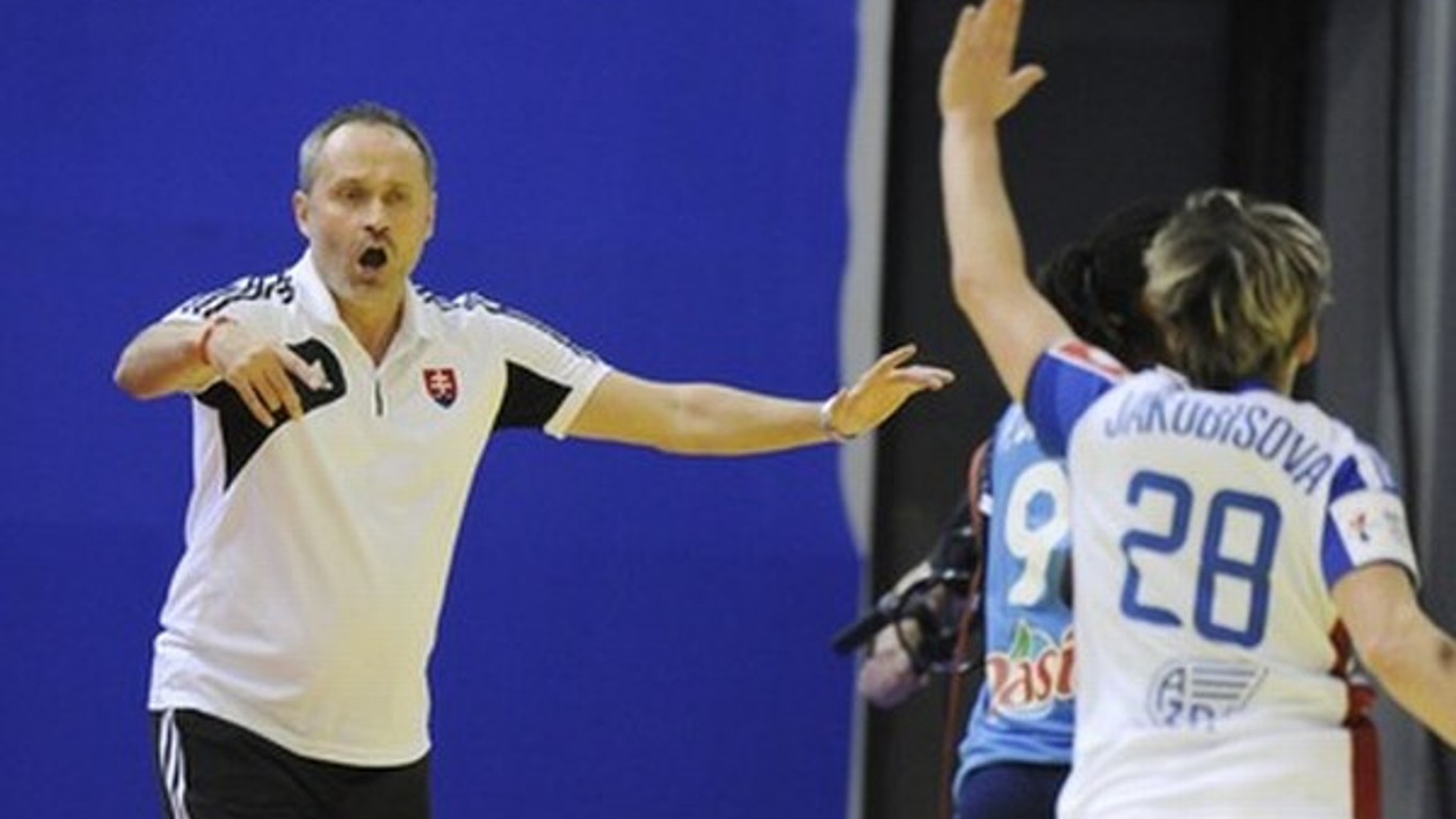 Tréner Poloz v akcii.