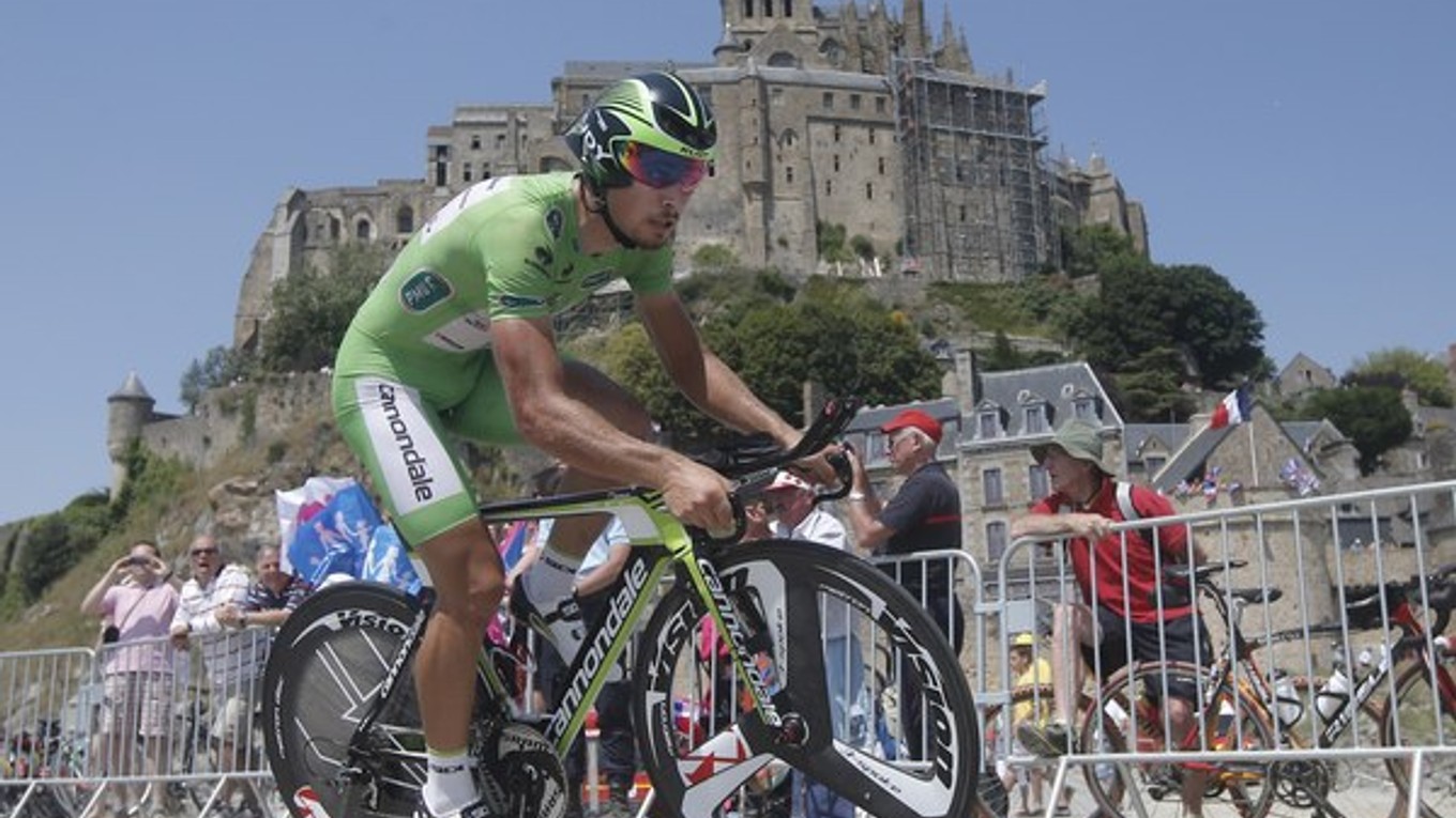Peter Sagan počas časovky na Tour de France 2013, ktorá viedla okolo slávneho opátstva Mont Saint Michel.
