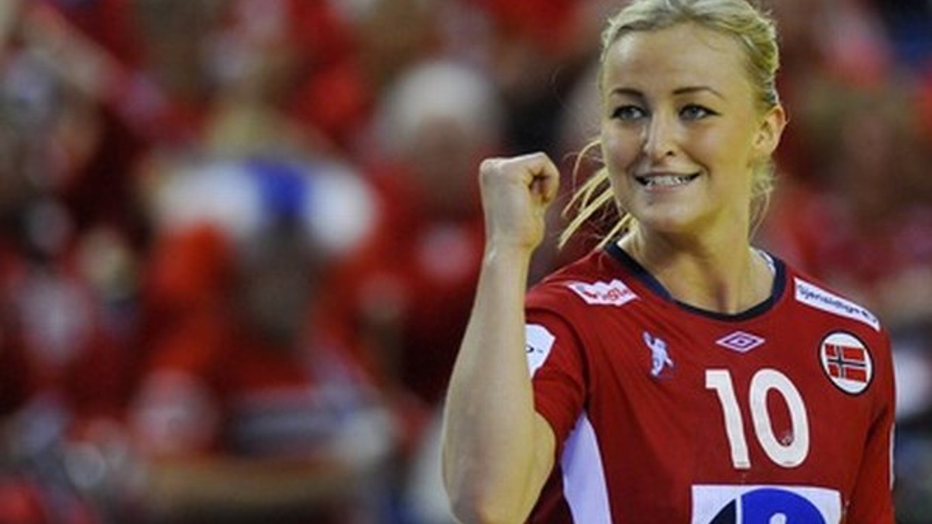 Nórska hádzanárka Stine Bredal Oftedalová sa teší.
