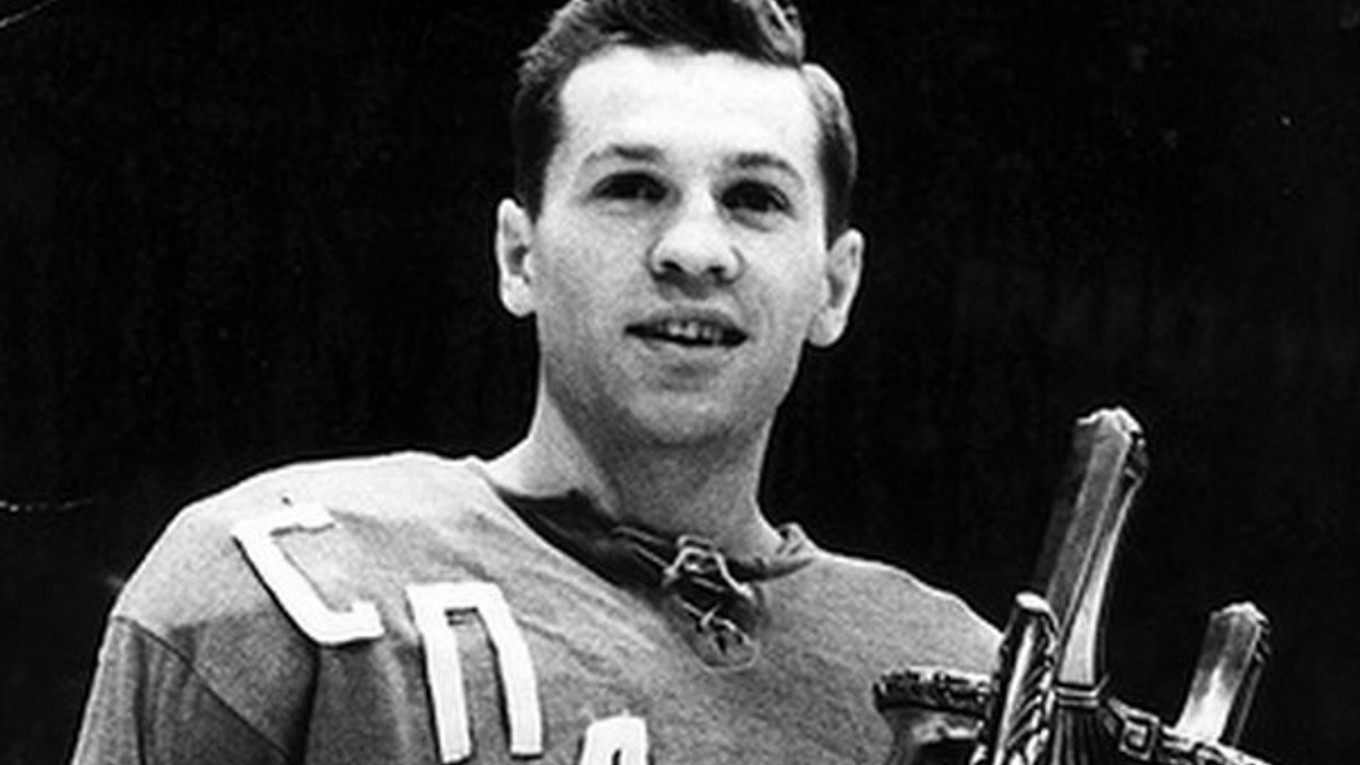 Boris Majorov v roku 1962 s trofejou pre víťaza sovietskej ligy v drese Spartaka Moskva.
