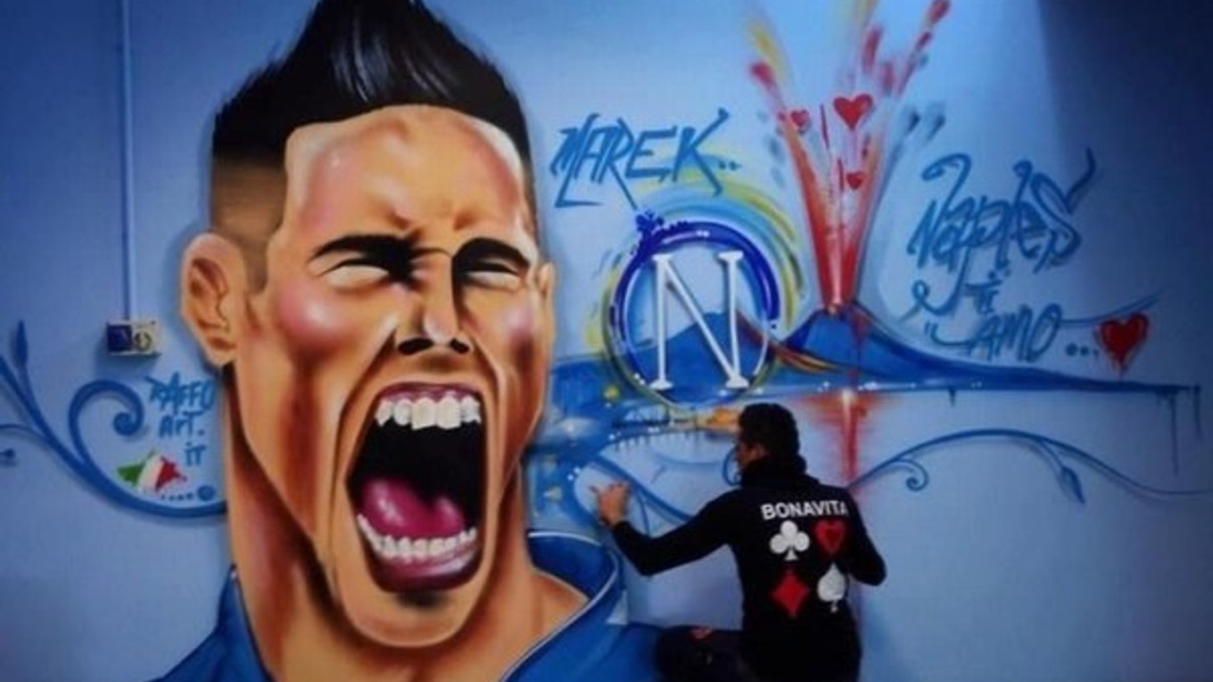 Aj múry v meste sú bežne pomaľovaného od grafitov, ktoré symbolizujú Mareka Hamšíka s otvorenými ústami.