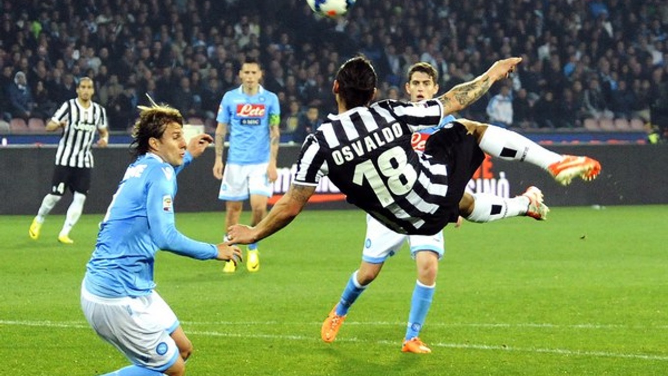 Osvaldo z Juventusu Turín strieľa vo vzduchu do lopty, v pozadí uprostred Slovák Marek Hamšík z Neapola v 31. kole talianskej Serie A 30. marca 2014 v Neapole.