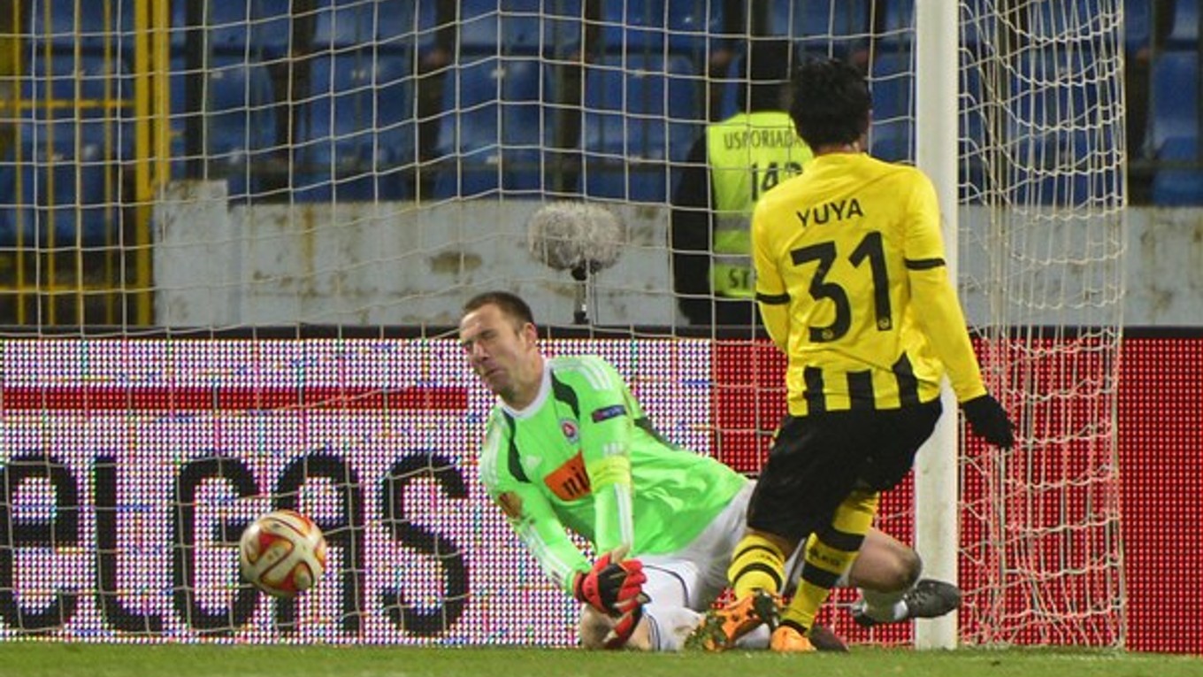 Vľavo Yuya Kubo strieľa tretí gól v zápase 5. kola Európskej ligy Slovan - Young Boys Bern v Bratislave 27. novembra. Vľavo bezmocný brankár Dušan Perniš.