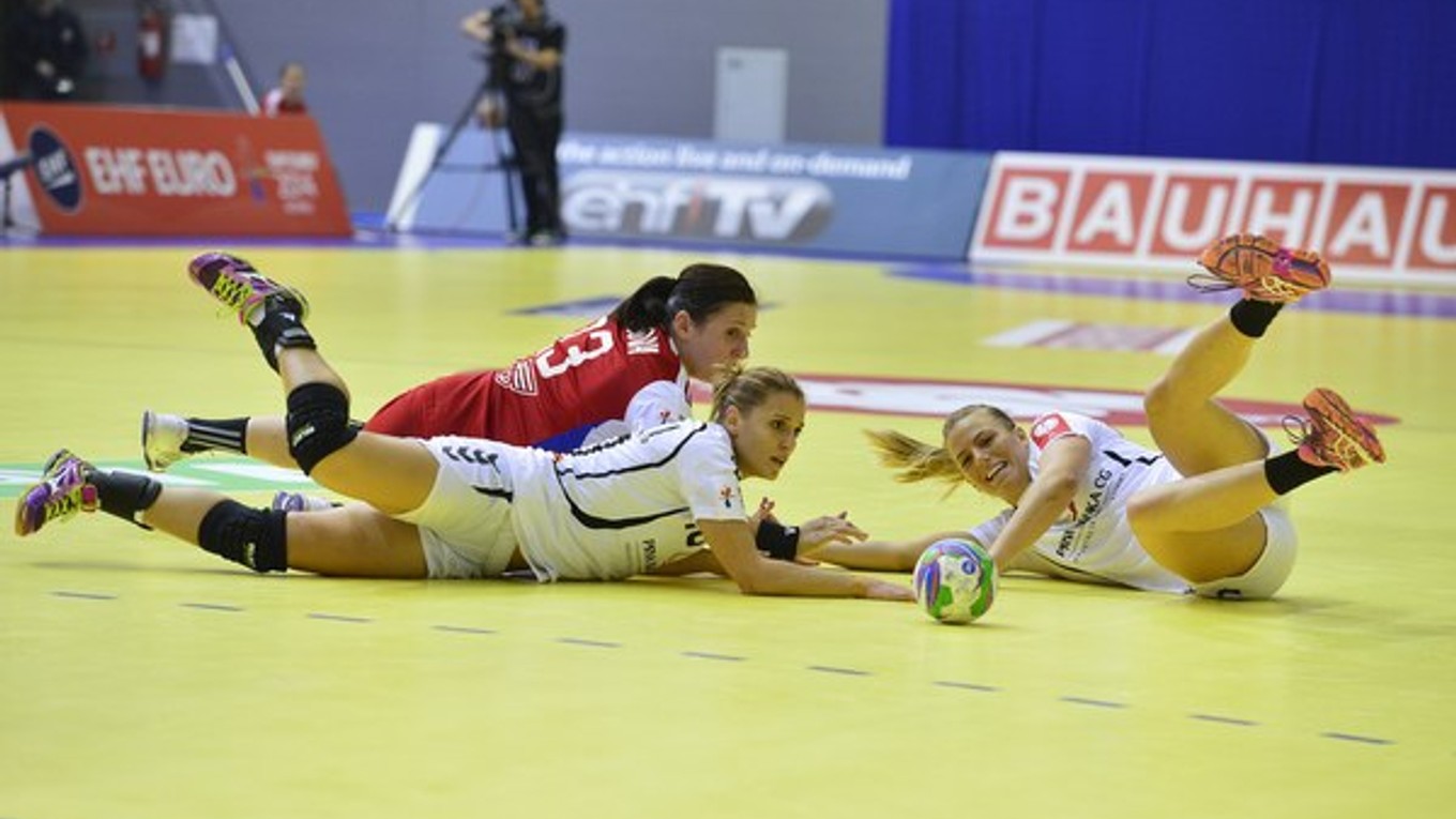 V popredí vľavo Andjel Bulatovičová, vpravo Andrea Klikovačová (obe MNE) a v pozadí Katarína Dubajová (SVK) v stretnutí skupiny D na ME v hádzanej žien Slovensko - Čierna Hora (MNE).