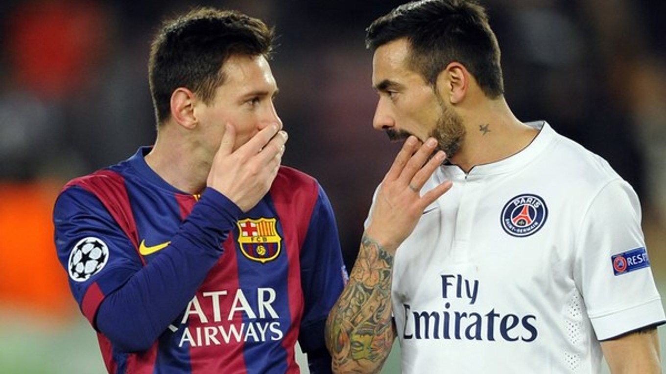 Lionel Messi vľavo a Ezequiel Lavezzi z PSG.