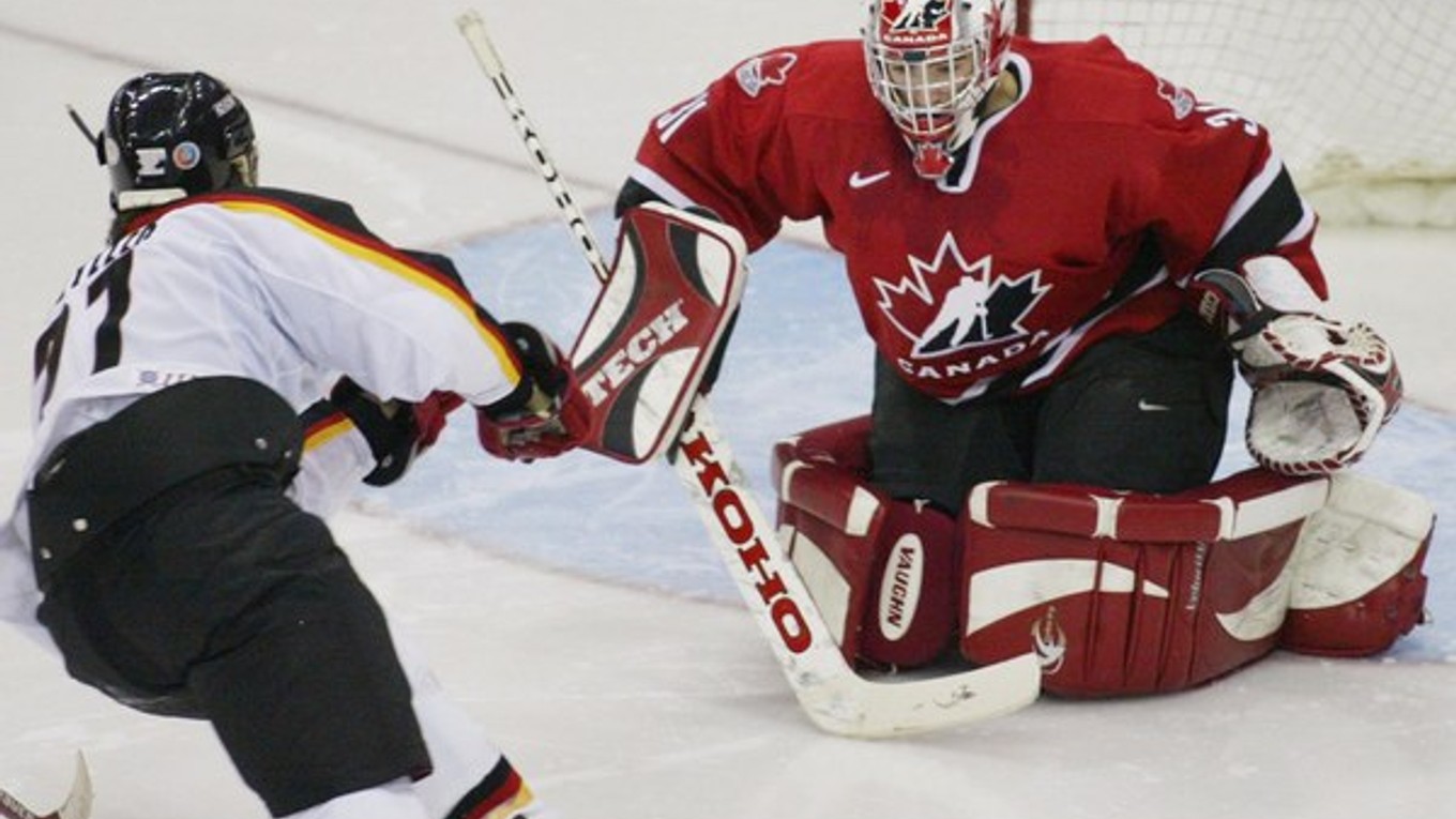 Brankár Kanady David LeNeveu likviduje strelu Nemca Maxa Seyllera na MS hokejistov do 20 rokov v roku 2002 v Halifaxe.