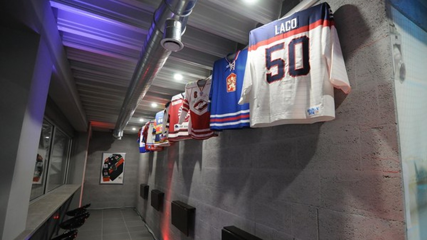 Dres brankára Jána Laca visí vo vstupnej hale zimného štadióna JL Aréna v Liptovskom Mikuláši.