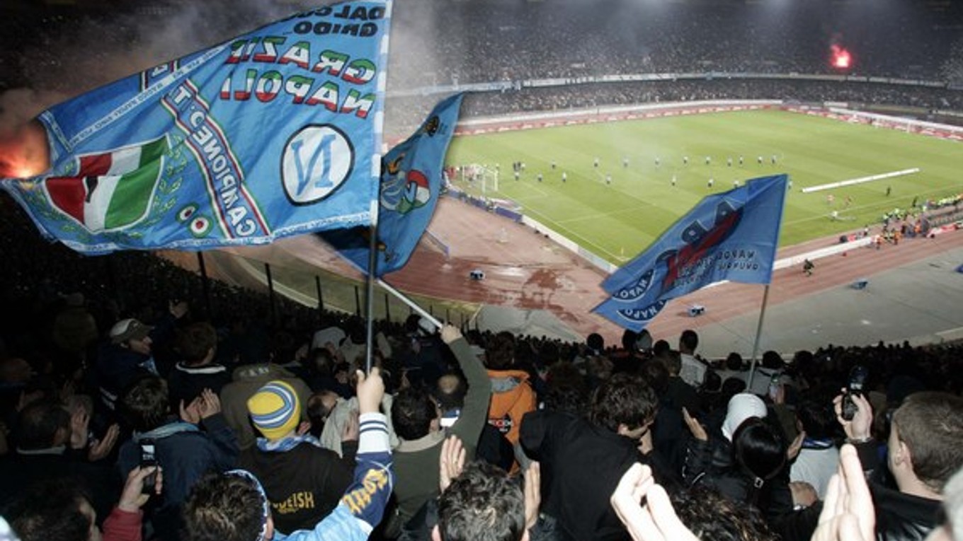 Kultový štadión je gigantický, má kapacitu okolo sedemdesiattisíc.