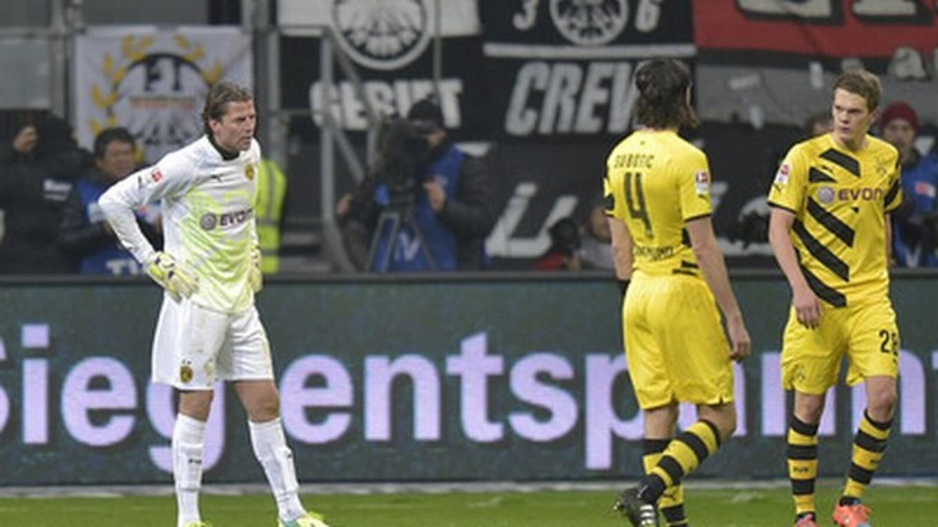 Borussii Dortmund sa v lige nedarí. Doterajšia jednotka Roman Weidenfeller (prvý zľava) bude v najbližších troch zápasoch náhradníkom.
