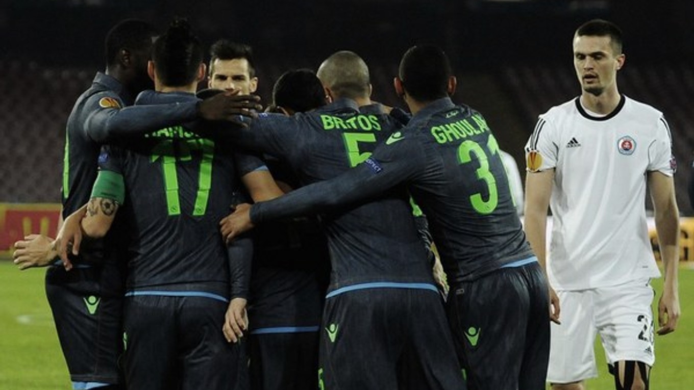 Dávid Hudák (vpravo) sleduje gólovú radosť Neapolčanov.