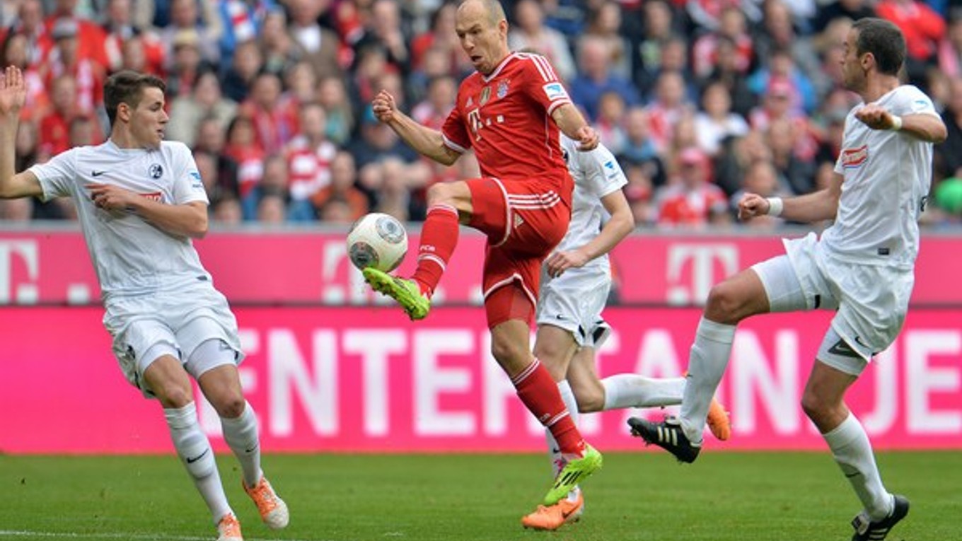 Traja hráči Freiburgu sa snažia brániť Arjena Robbena z Bayernu Mníchov. Ich novým spoluhráčom bude americký univerzitný brankár.