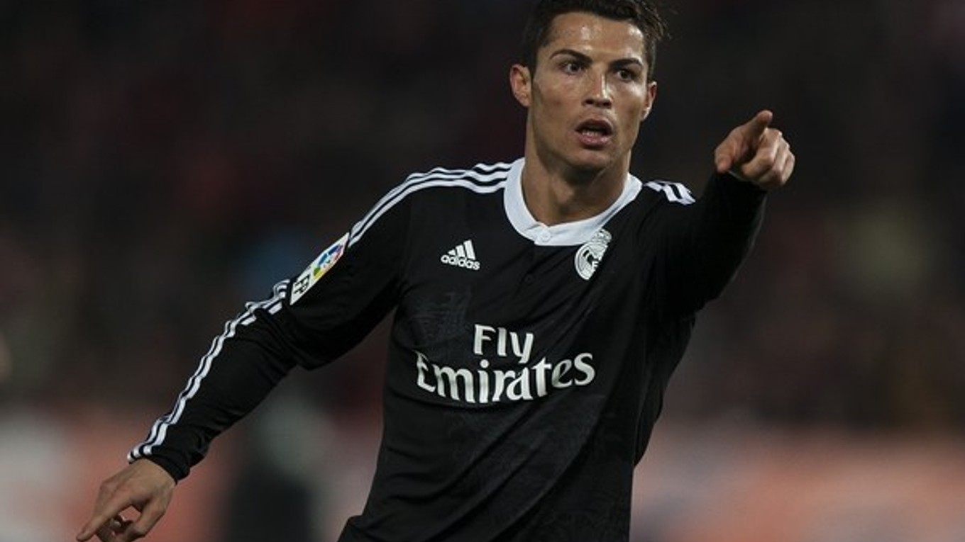 Cristiano Ronaldo oslavuje svoj druhý piatkový gól.