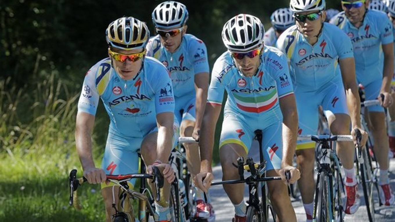 Vinokurov so svojim tímom počas Tour de France 2014.