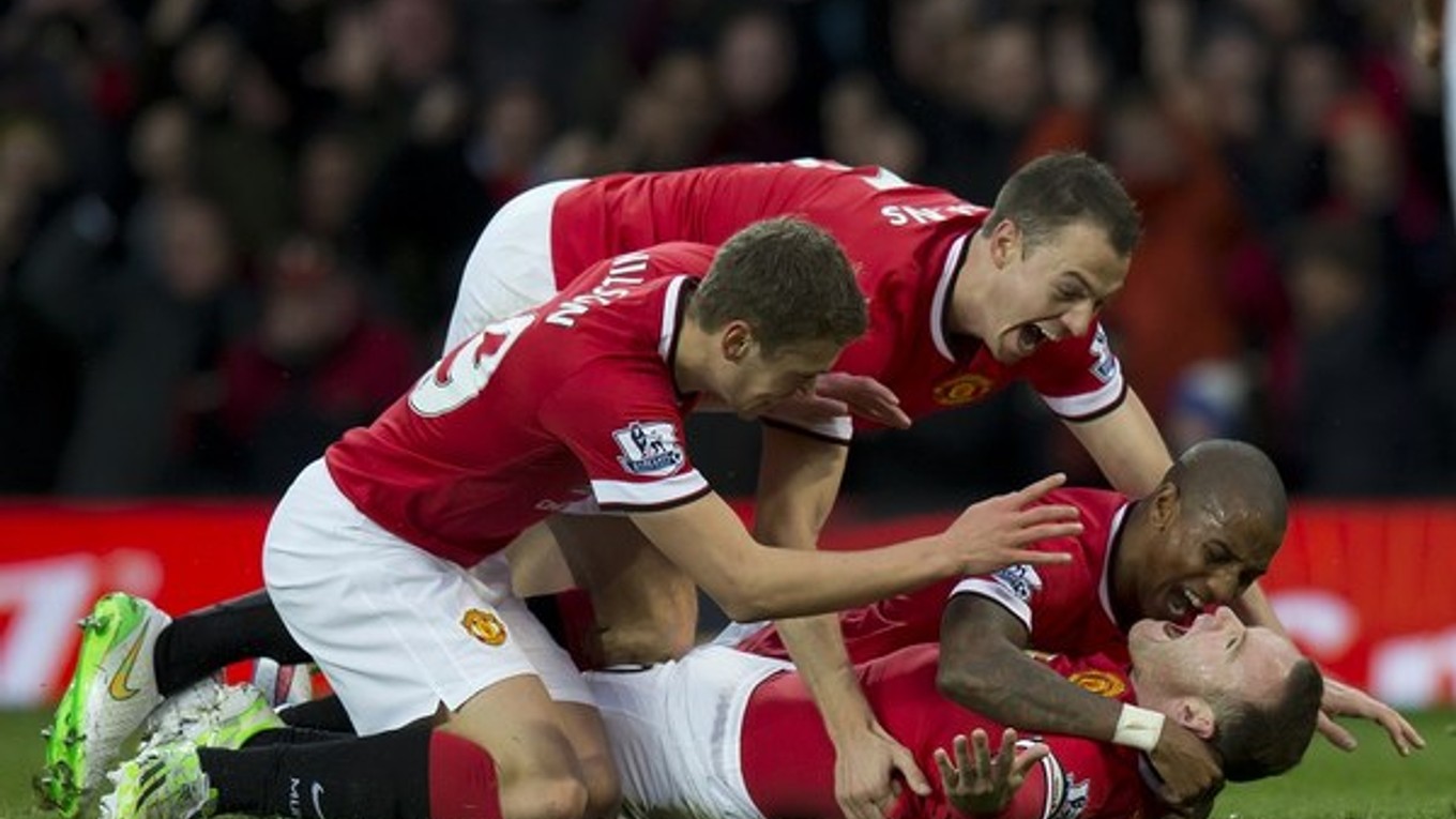 Futbalisti Manchestru United oslavujú Rooneyho gól na 1:0.