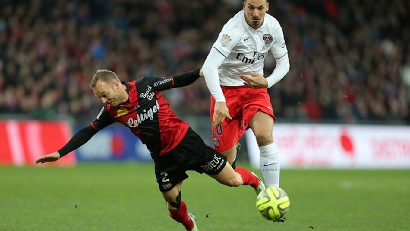 Ibrahimovič v súboji s domácim Jacobsenom.