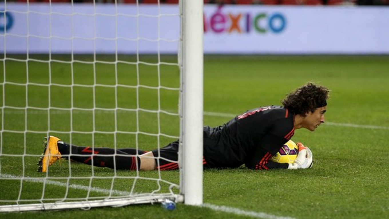 Mexický brankár Guillermo Ochoa chytá loptu v prípravnom zápase Holandsko - Mexiko v Amsterdame 12. novembra.