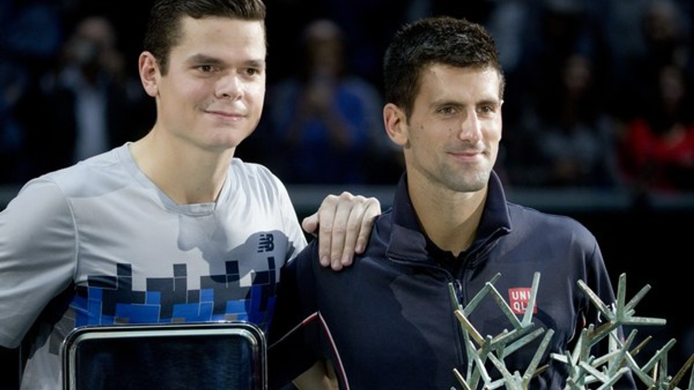 Novak Djokovič (vpravo) sa stal víťazom turnaja ATP Masters 1000 v Paríži, keď vo  finále si poradil s Kanaďanom Milošom Raoničom (vľavo).